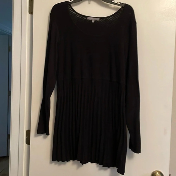 Daisy Fuentes sweater dress, XL. Scallop detail on bodice. Pleated bottom. Black - Picture 2 of 7